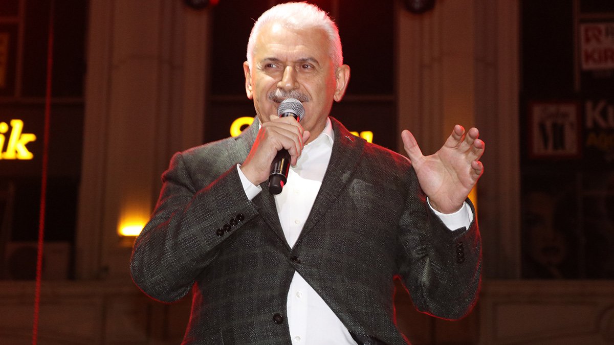 Binali Yıldırım Murat Dalkılıç'ın konserinde türkü söyledi: Gençler siz sanatçıyı karıştırdınız