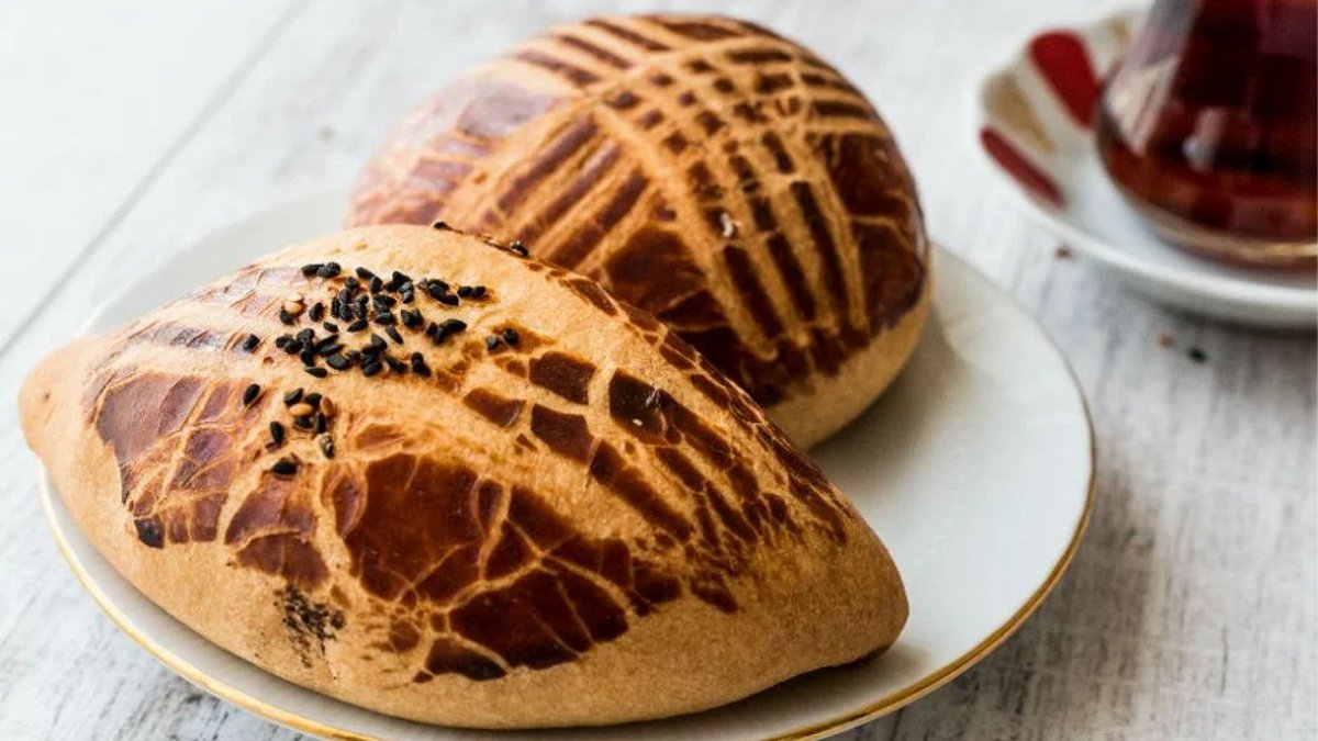 Bu poğaçanın kokusunu duyan komşularınız dayanamayıp zilinize basacak! Tarif vermeye hazır olun! İşte mis gibi pastane poğaçası