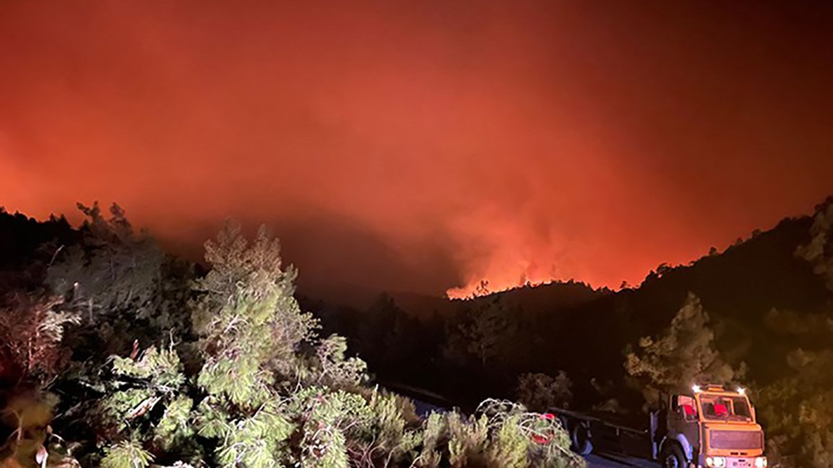 Gece görüşlü helikopter muamması sürüyor: Ormanların kül olmasını mı bekliyorsunuz?