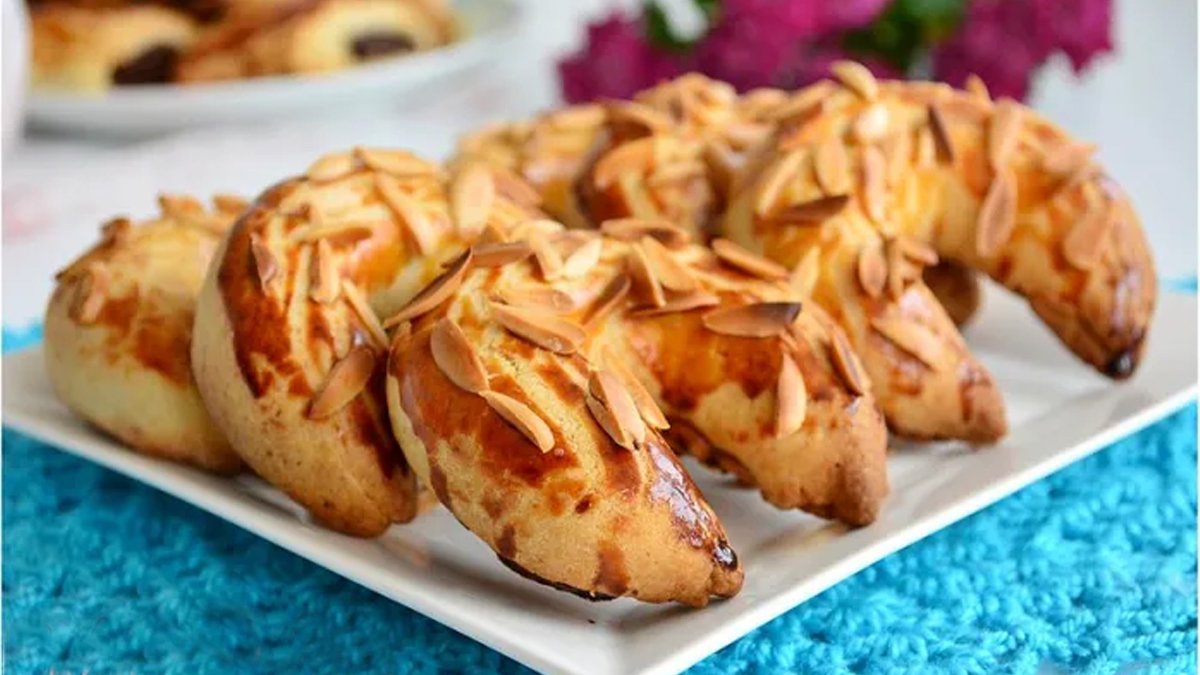 Bu Tarif Pastaneleri Çok Kızdıracak! İşte Pastane Usulü Ay Çöreği Tarifi