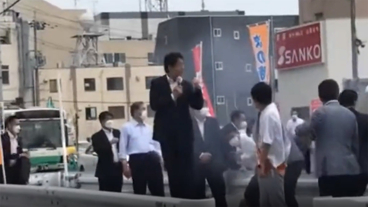Eski Japonya Başbakanı Şinzo Abe’ye suikast! Vurulma anından yeni görüntüler