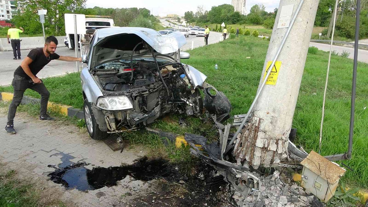 Hızını alamayan otomobil direğe çarptı: 1 ölü, 3 yaralı