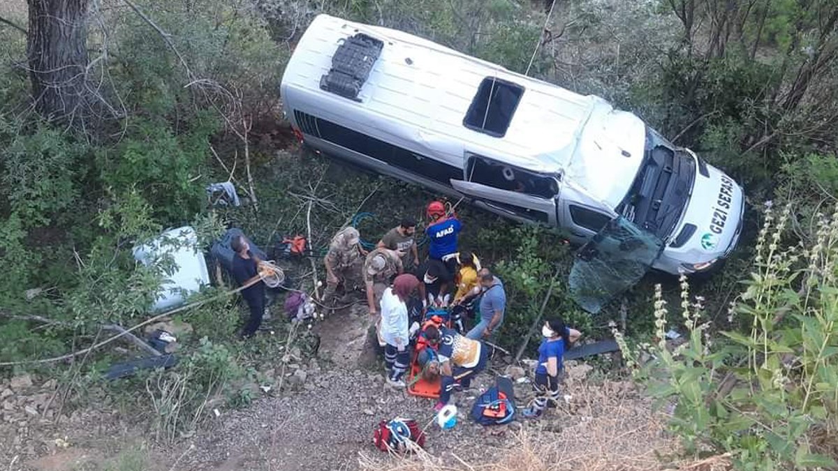 Karadeniz gezisinden dönüyordu... Tur minibüsü uçuruma yuvarlandı
