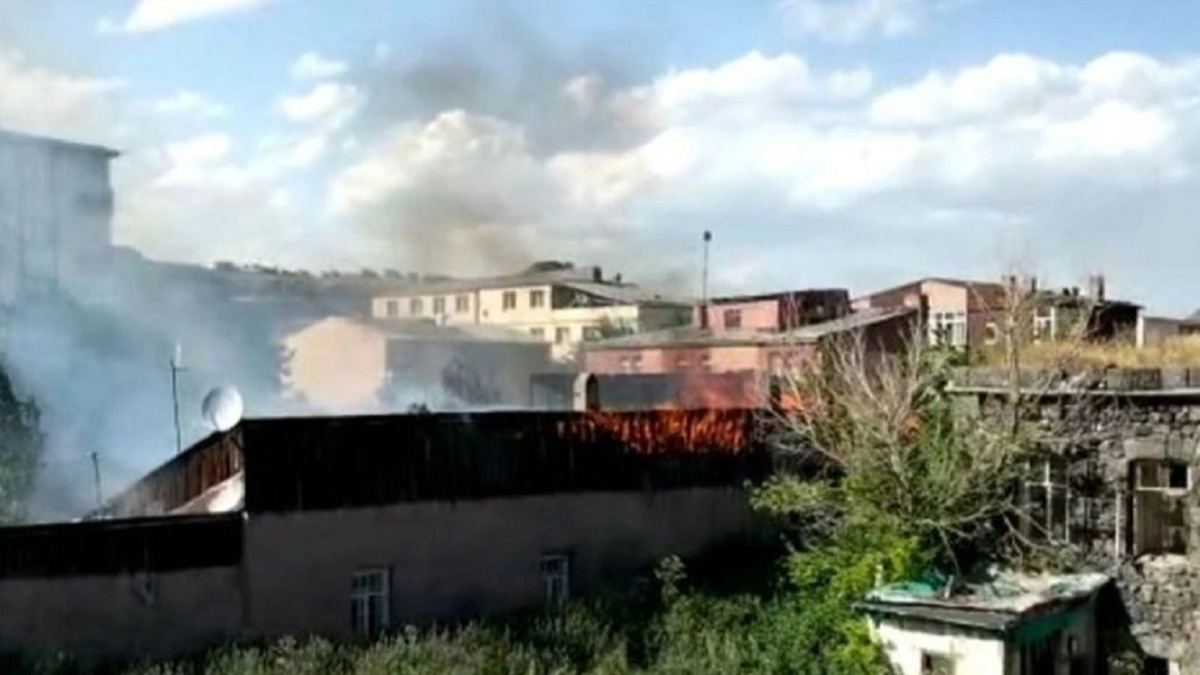 Kars'ta tarihi binada aynı gün iki kez yangın çıktı