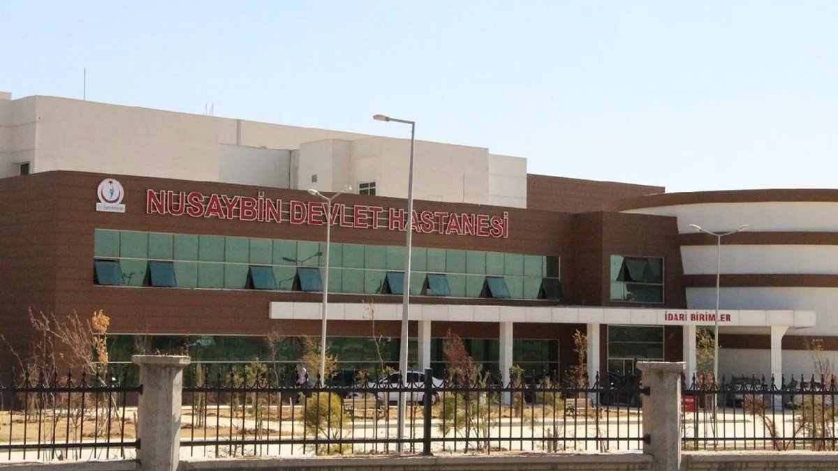 Acil servis önünde güvenlik görevlisini darp ettiler