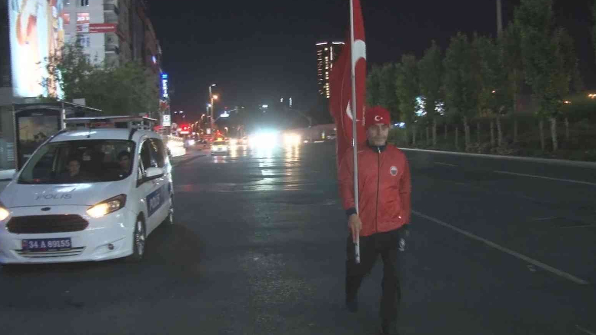 15 Temmuz şehitlerinin anısına 8 saatlik yürüyüş: Darbe girişimi Erdoğan'a yapılmıştı, vatan elden giderse namus gider