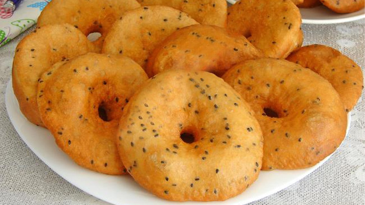 Kahvaltıya Çörek Otlu Pişi Yapın Sofralarınıza Neşe Katın! İşte Yağ Çekmeyen Puf Puf Kabaran Çörek Otlu Pişi Tarifi