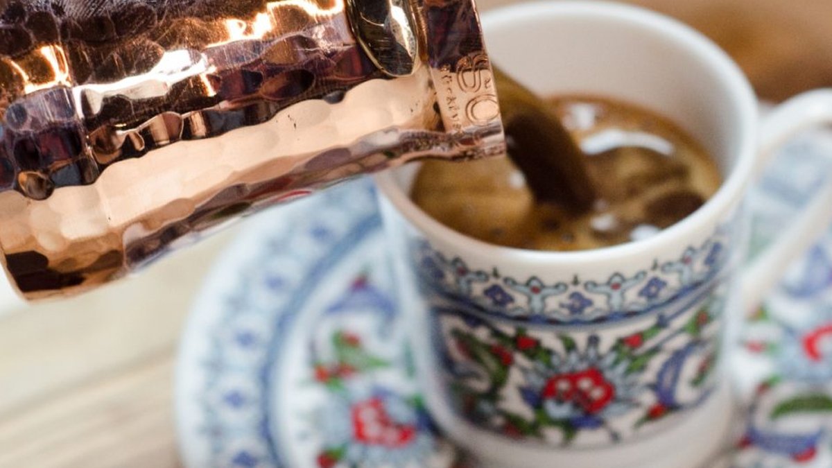 Kahvenize Bir Kaşık Ekleyin Göbek Yağları Erisin