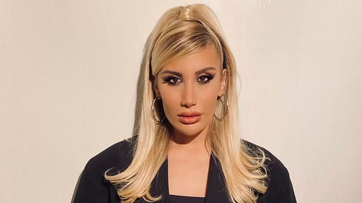 İrem Derici'den sevenlerini üzen haber: Hastaneye kaldırıldı