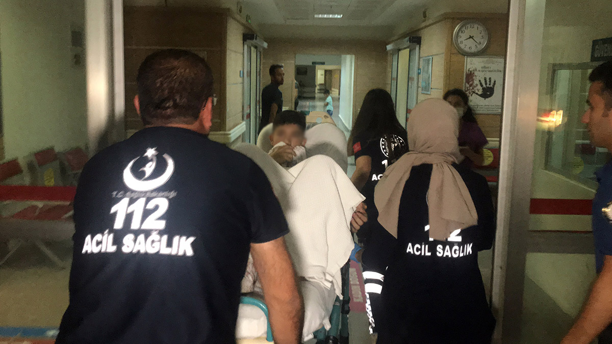 Silahla şaka hastanede bitti! Akrabasını çenesinden vurdu