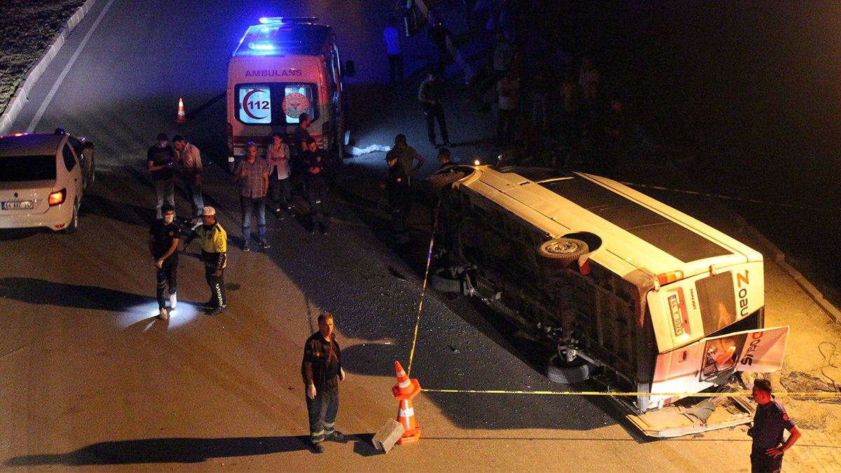 Uşak'ta tarım işçilerini taşıyan araç devrildi: Ölü ve yaralılar var