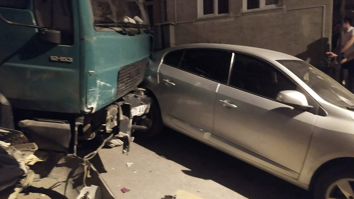 Freni boşalan kamyon ortalığı savaş alanına çevirdi: 9 araç hasar gördü