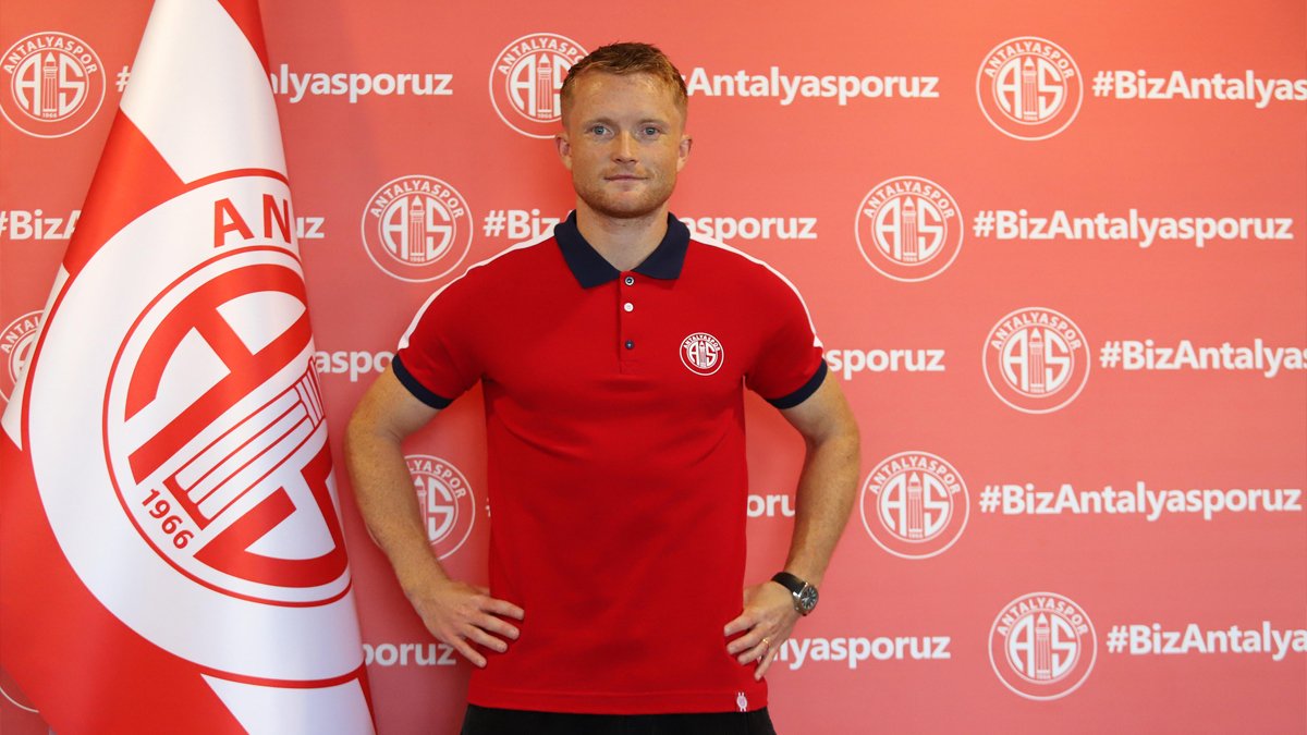 İsveçli sol kanat oyuncusu Sam Larsson, Antalyaspor'a transfer oldu