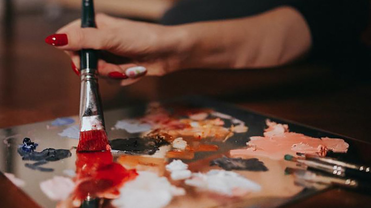 Modada “less is more” akımı kadın portreleriyle tuvale yansıdı