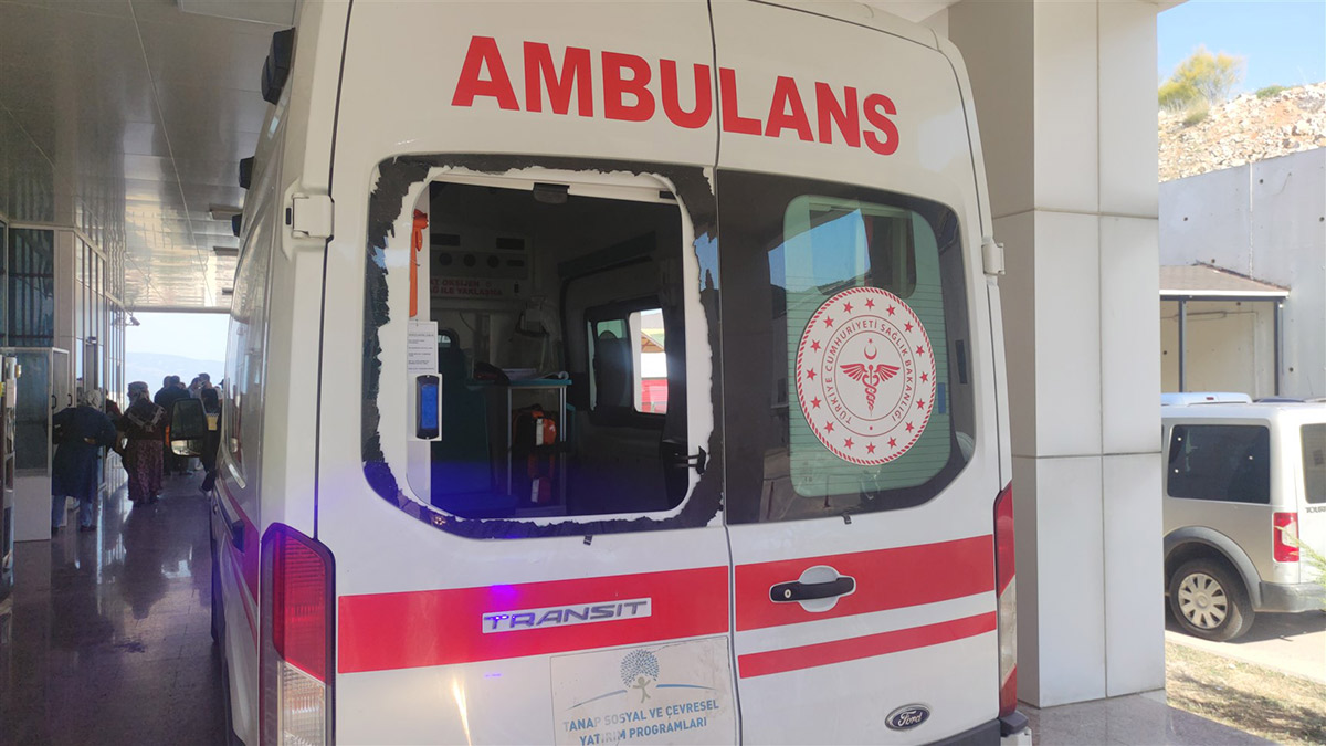 Sağlık ekiplerine bir saldırı daha: Geç geldiği iddiasıyla camını kırdığı ambulansla hastaneye kaldırıldı