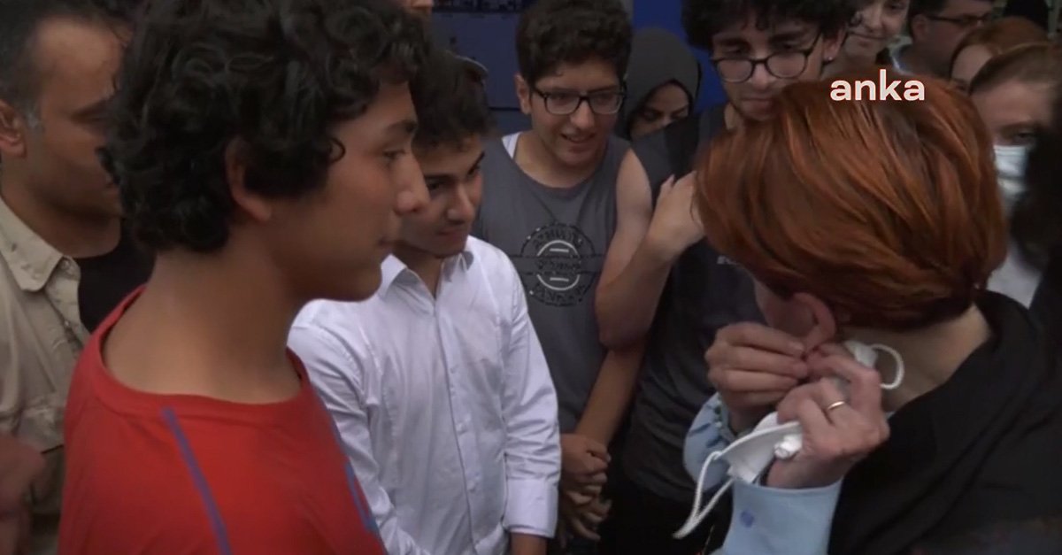 Akşener, kulağındaki küpeyi 15 yaşındaki gence hediye etti: Bunu sevdiğin ilk kıza hediye edeceksin