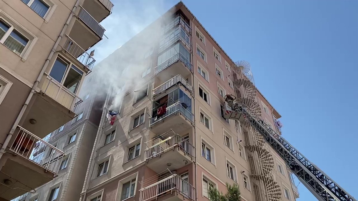 Üsküdar'da apartman dairesinde doğalgaz patlaması: 1’i ağır 3 yaralı