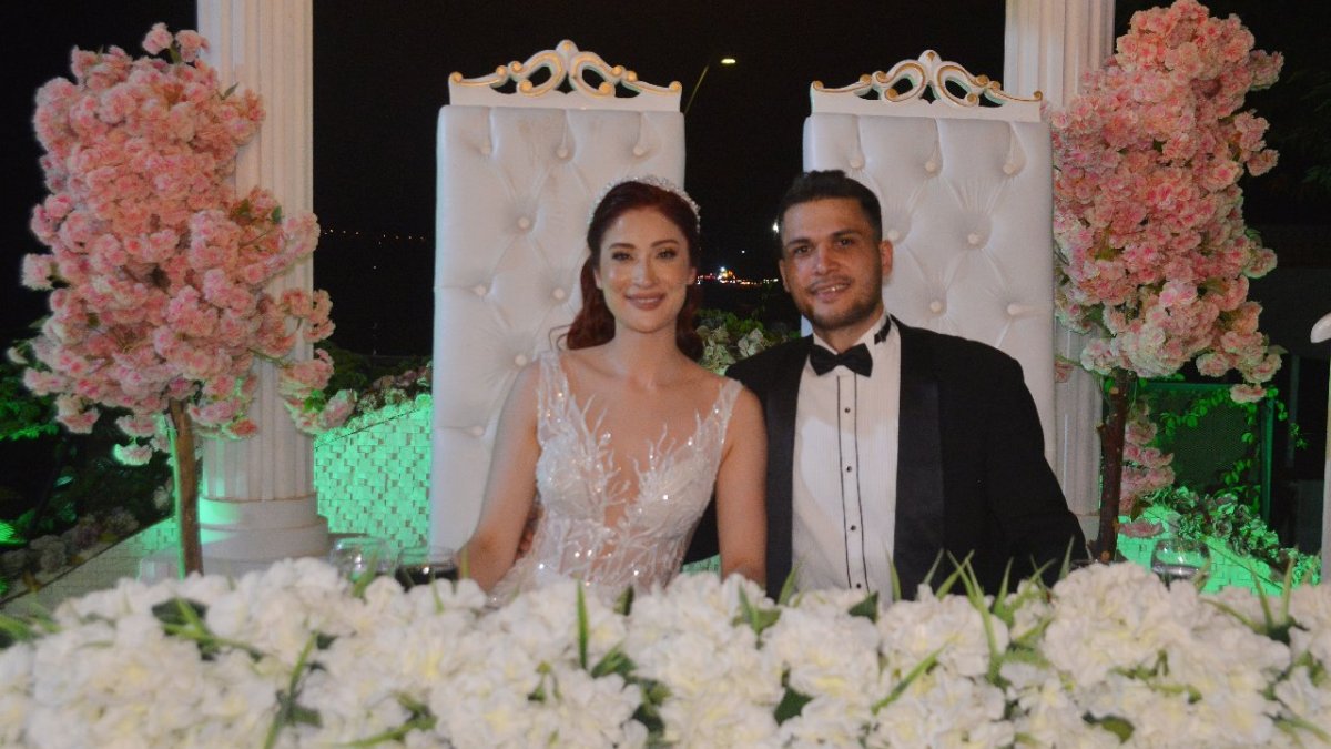 Milli Voleybolcu Tuğba Şenoğlu, Burhan İvegin ile dünyaevine girdi