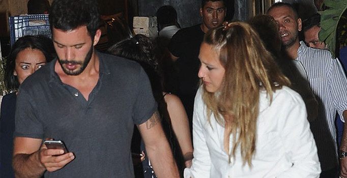 Barış Arduç ile sevgilisi Gupse Özay Alaçatı'da görüntülendi