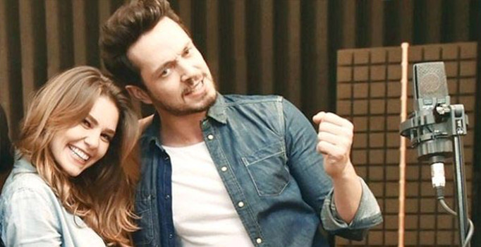 Murat Boz selfie çekerken Aslı Enver arabada beklemeyi tercih etti