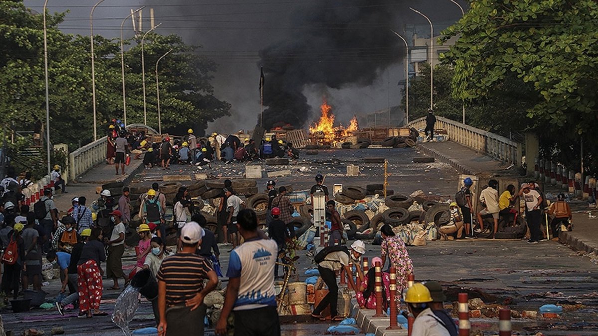 Myanmar'da halk on yıllar sonra ilk defa isyan etti