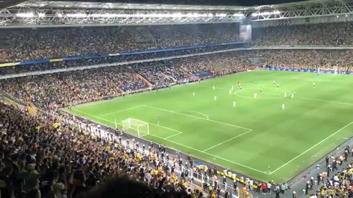 Fenerbahçeli taraftarlardan 'Vladimir Putin' tezahüratı