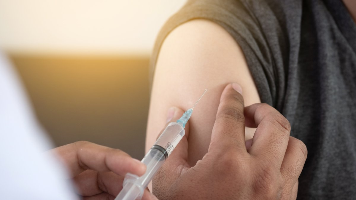 39 öğrenciye tek şırınga ile aşı yapan sağlık çalışanı gözaltına alındı