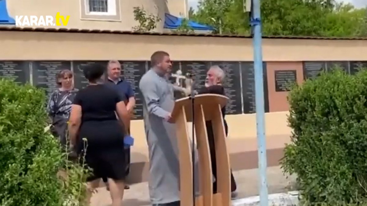 Cenazede şoke eden olay: Rahip rahibe haçla saldırdı