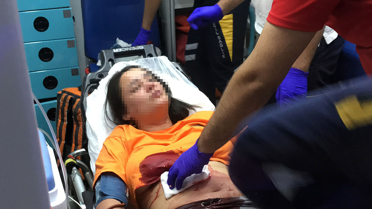 Apartmanın önünde kanlar içerisinde bulundu: 'Bıçağın üzerine düştüm'