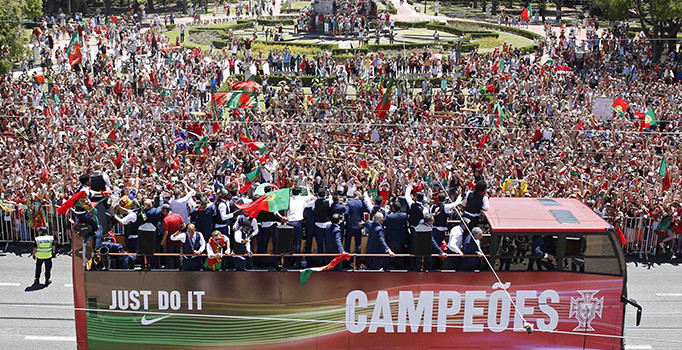 EURO 2016 şampiyonu Portekiz ülkesinde krallar gibi karşılandı