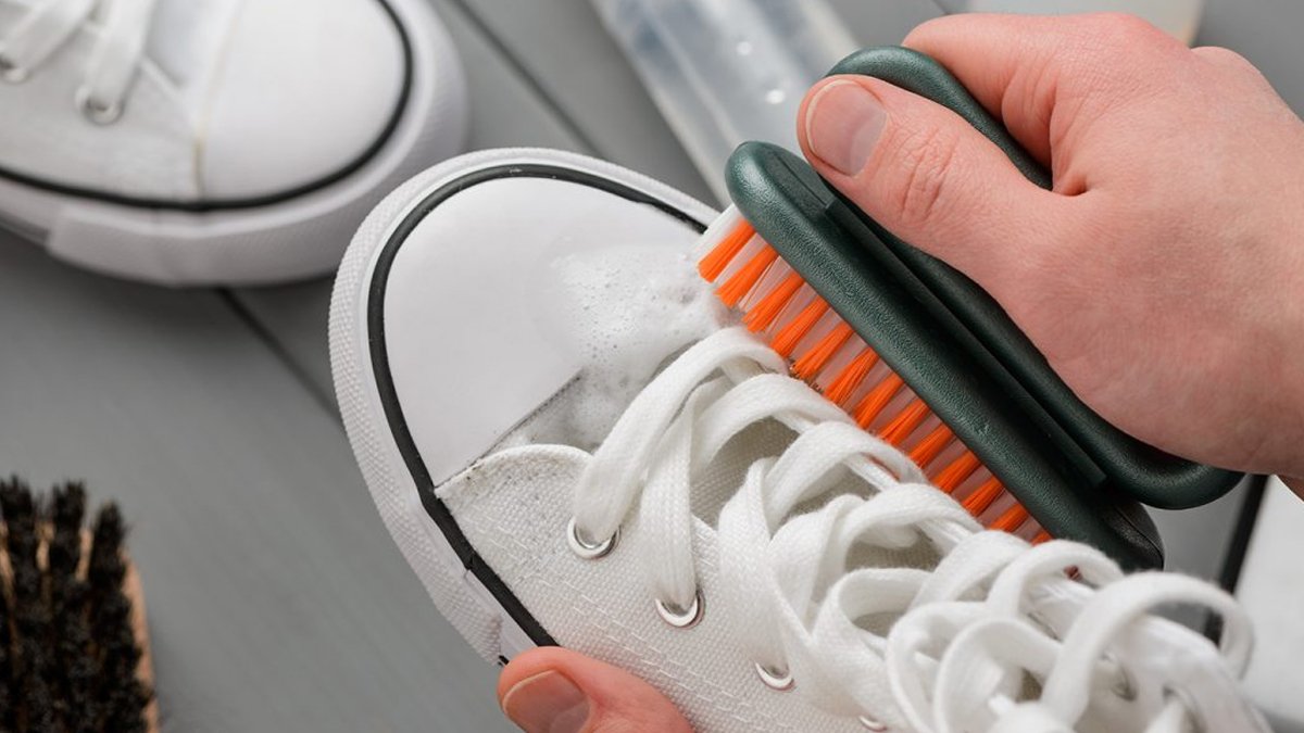 Spor Ayakkabılar Nasıl Beyazlatılır? Spor Ayakkabınızı Yeni Alınmış Gibi Yapabilirsiniz! İşte Yöntemi...