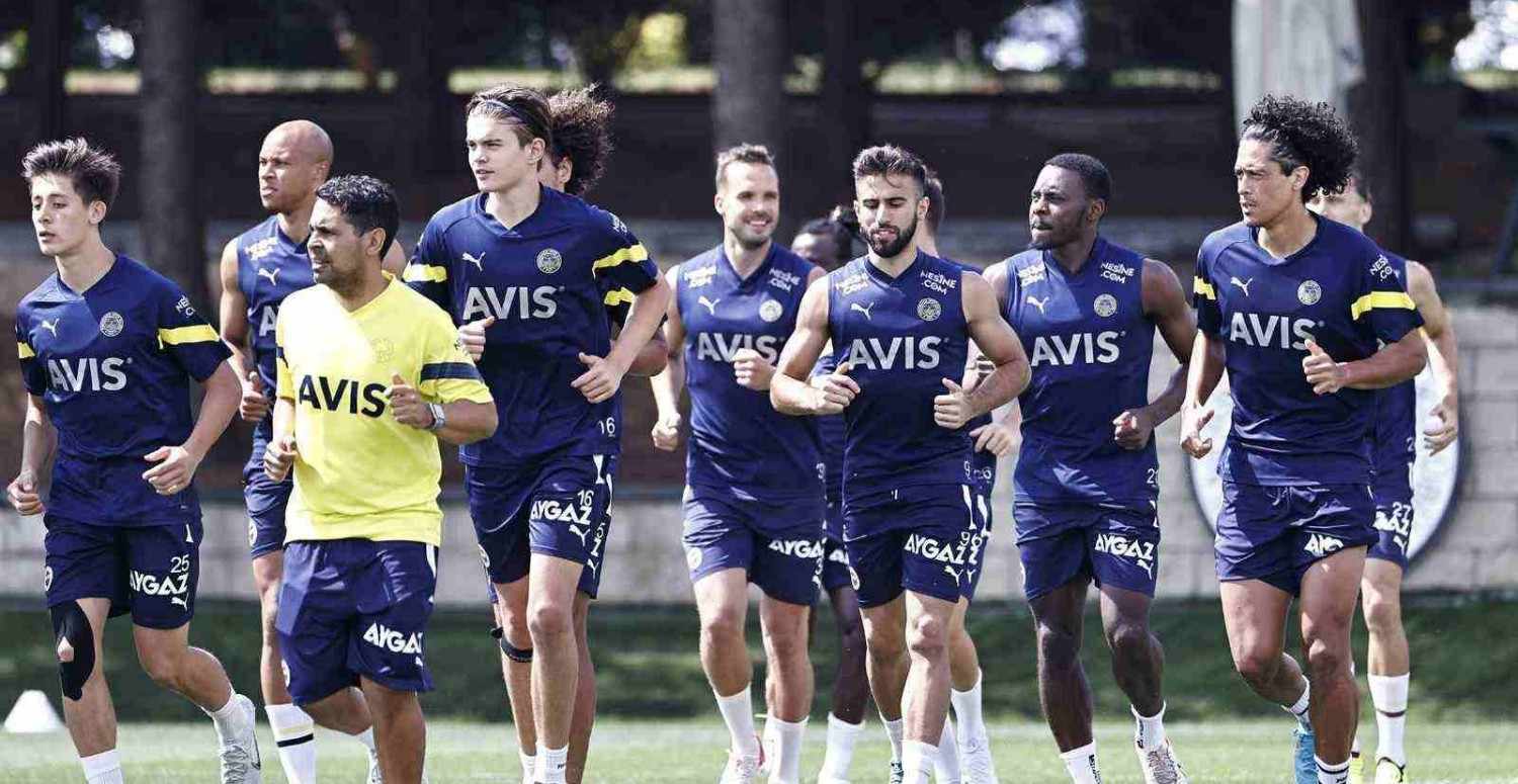 Fenerbahçe Slovacko maçında hangi futbolcular yok? Fenerbahçe Slovacko maç kadrosunda 5 isim yok