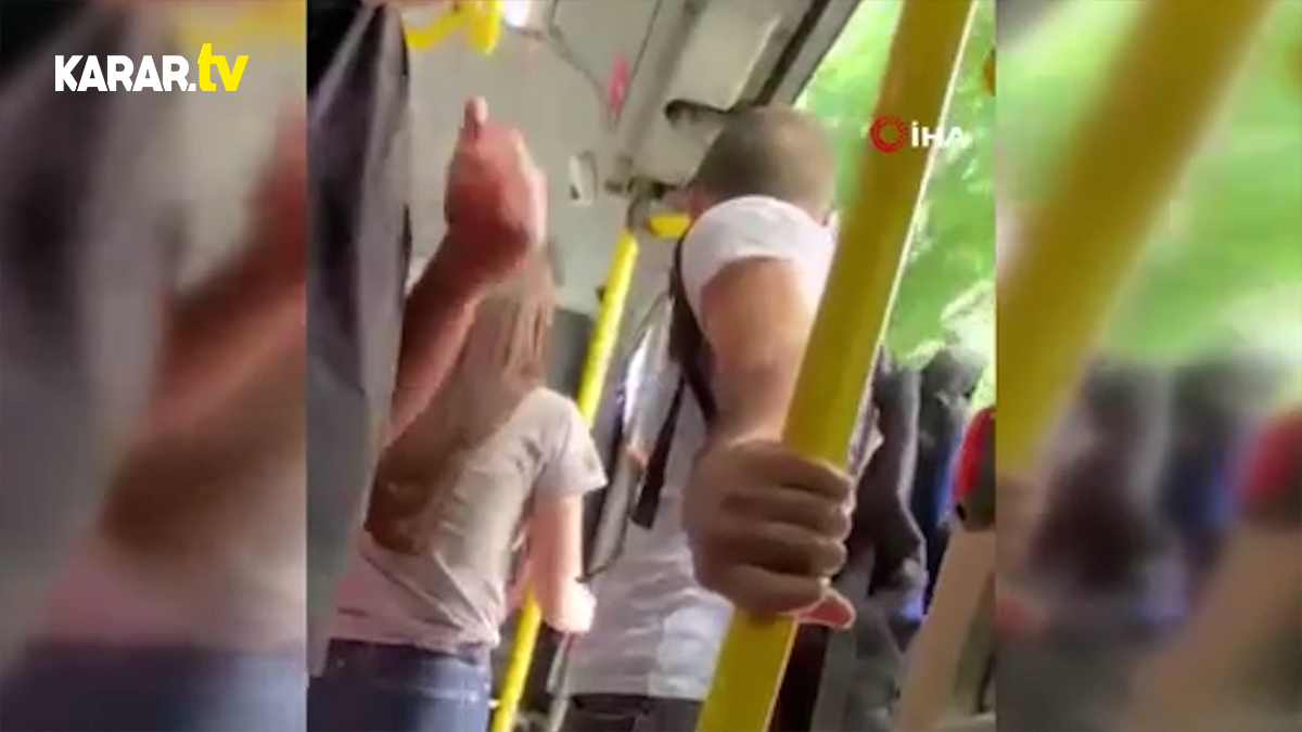 Kapısı açık giden minibüste ilginç anlar: Demirlere tutunarak kapı görevi gördü