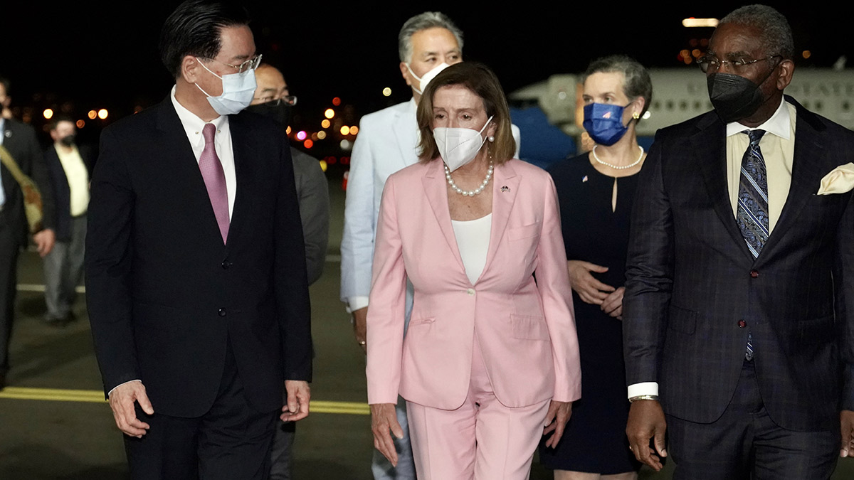 Çin 'ateşle oynamayın' diye tehdit etmişti: Pelosi Tayvan'a indi