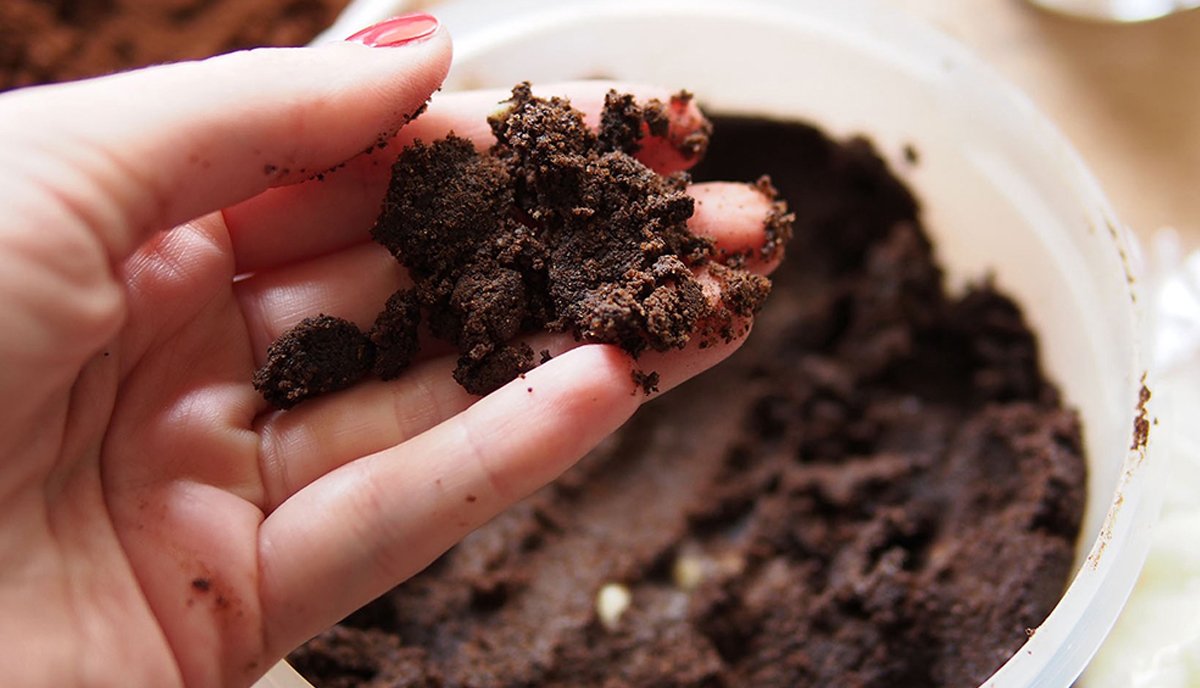 Kahve İçtikten Sonra Telvesini Vücudunuza Sürün Farkı Görün! Çöpe Dökenler Bunları Duyduktan Sonra Dökmeyecek