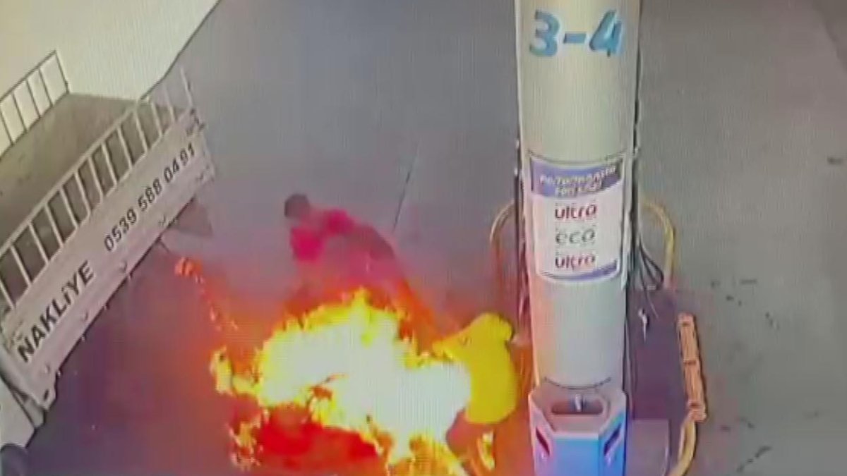 Korkunç anlar kameraya yansıdı: Benzin alırken çakmak yaktı, ortalık alev topuna döndü