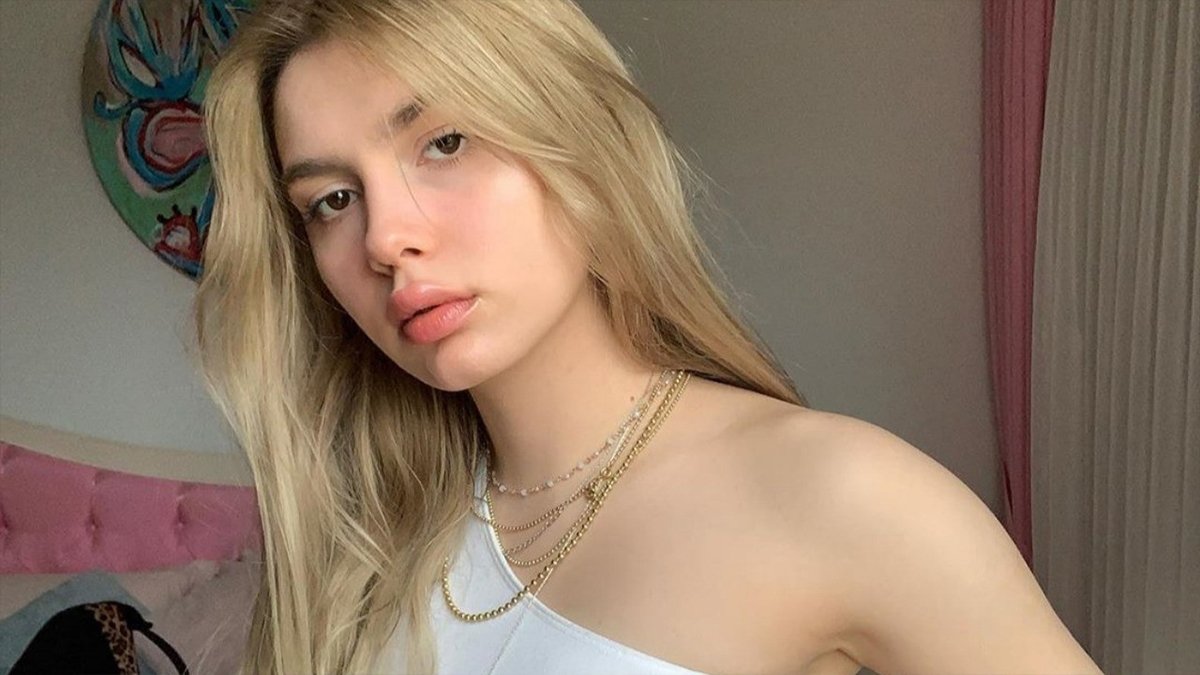 Akit'ten Aleyna Tilki'nin Fotoğrafına Sansür! Bakın Neresini Kapattılar?