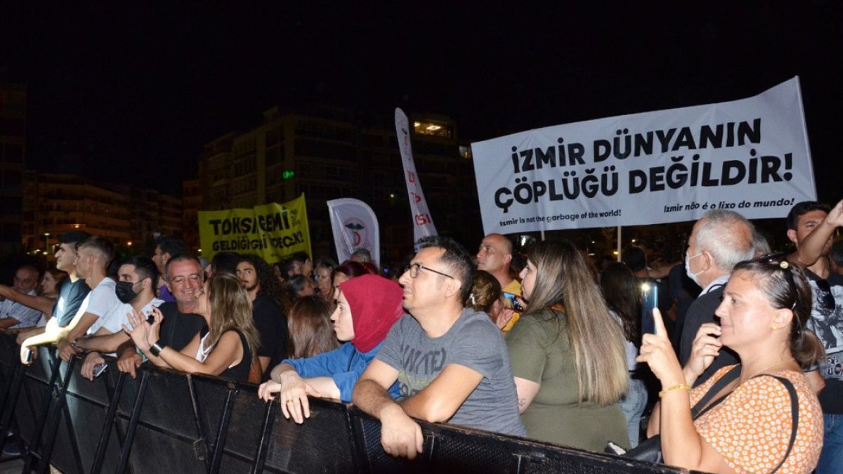 İzmir'de asbestli gemi karşıtı miting: İzmirli, geldiği gibi göndermeyi bilir