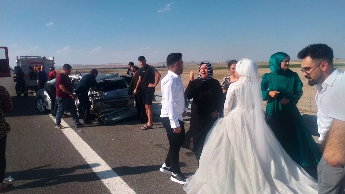 Taş yüklü TIR, düğün konvoyuna çarptı: 9 yaralı