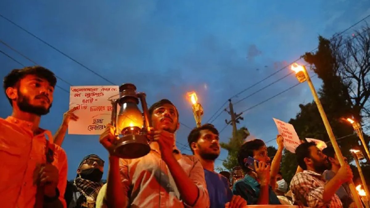 Bangladeş'te petrol zammı binlerce insanı sokağa döktü