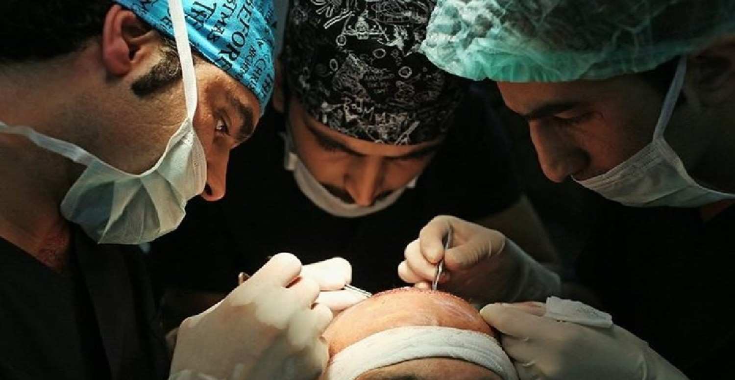 Türkiye'de yoğun ilgi gören saç turizmi boy gösterdi! Avrupa akın etti Türkiye bir numarada yerini aldı! Bu rakama hem tatil yapıp hem saç ekimi yaptırmak şaşırttı