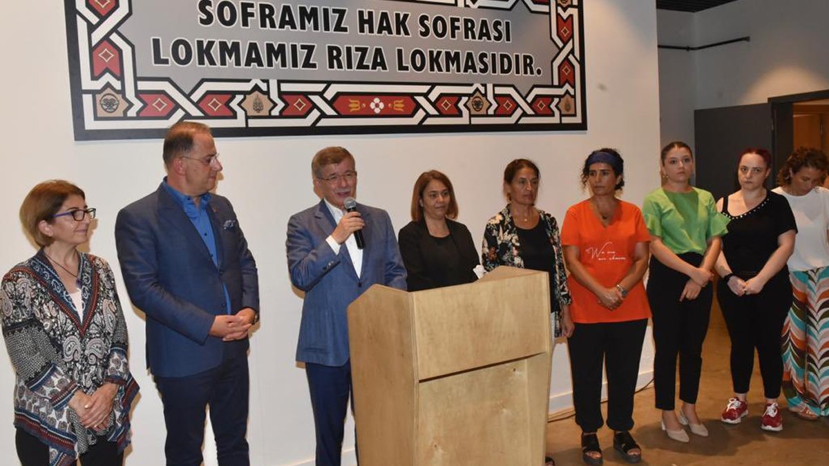 Davutoğlu, Fatma Ana Cemevi'nde Muharrem orucu lokmasına katıldı