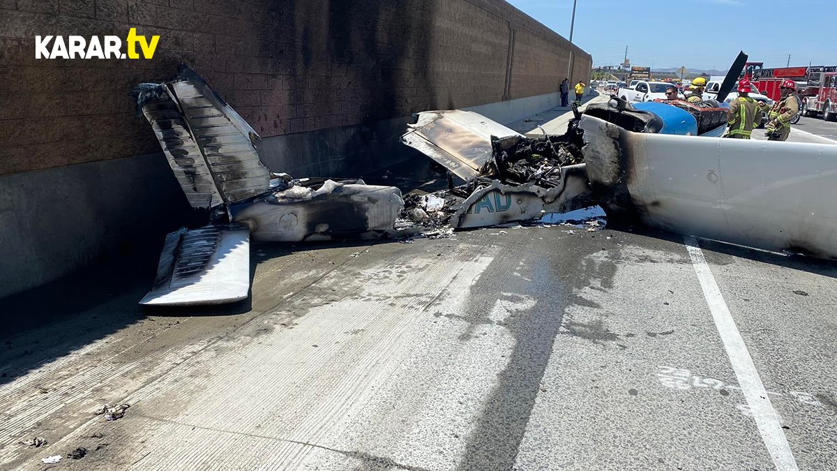 ABD'de otobana yolcu uçağı indi: Kağıt gibi ortadan ikiye kırıldı