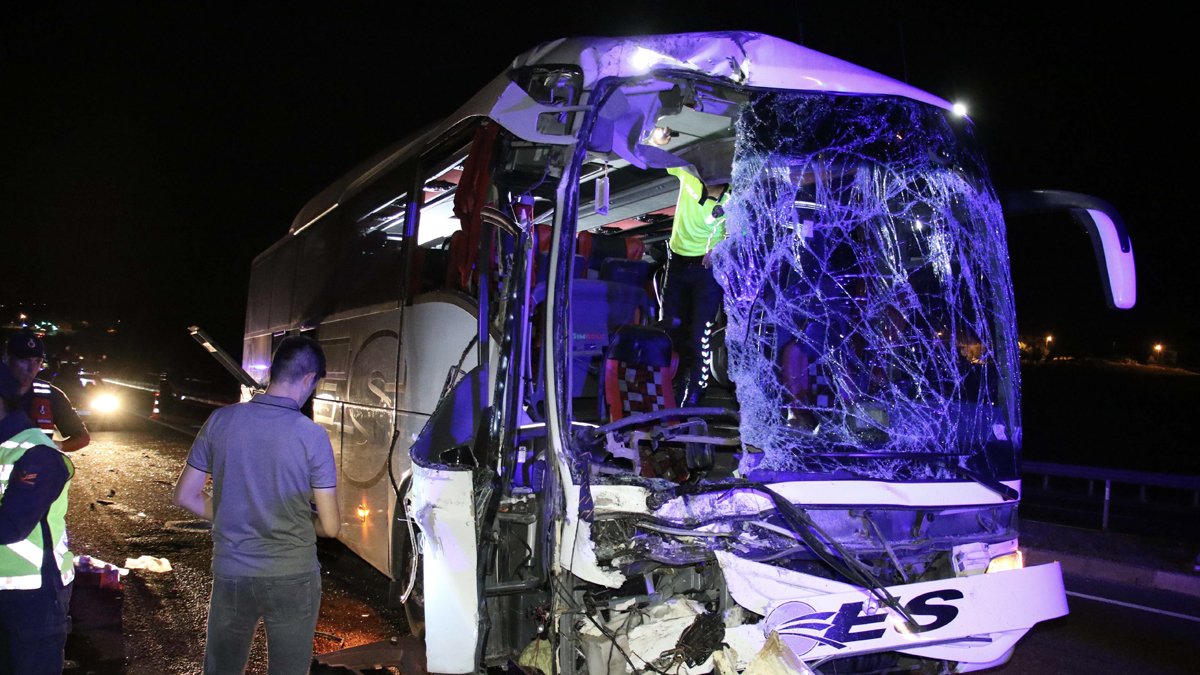 Yolcu otobüsü tıra çarptı: Ölü ve yaralılar var