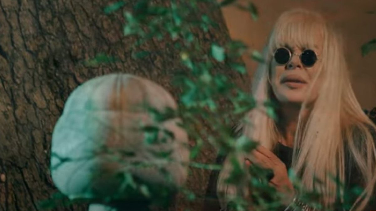 Müziği bıraktığını Söylemişti! Cemevi'nde Klip Çekti... Ünlü Sanatçının Klibi sosyal Medyada Gündem Oldu