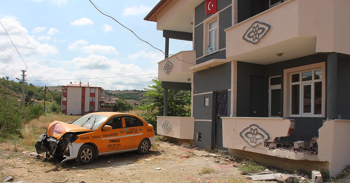 Tokat'ta şaşkına çeviren kaza: Taksi, evin balkonuna çarptı