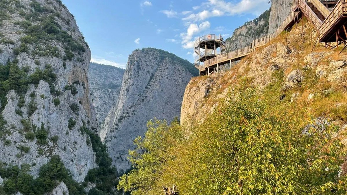 'Valla Kanyonu'nda mahsur kalan 10 kişi kurtarıldı