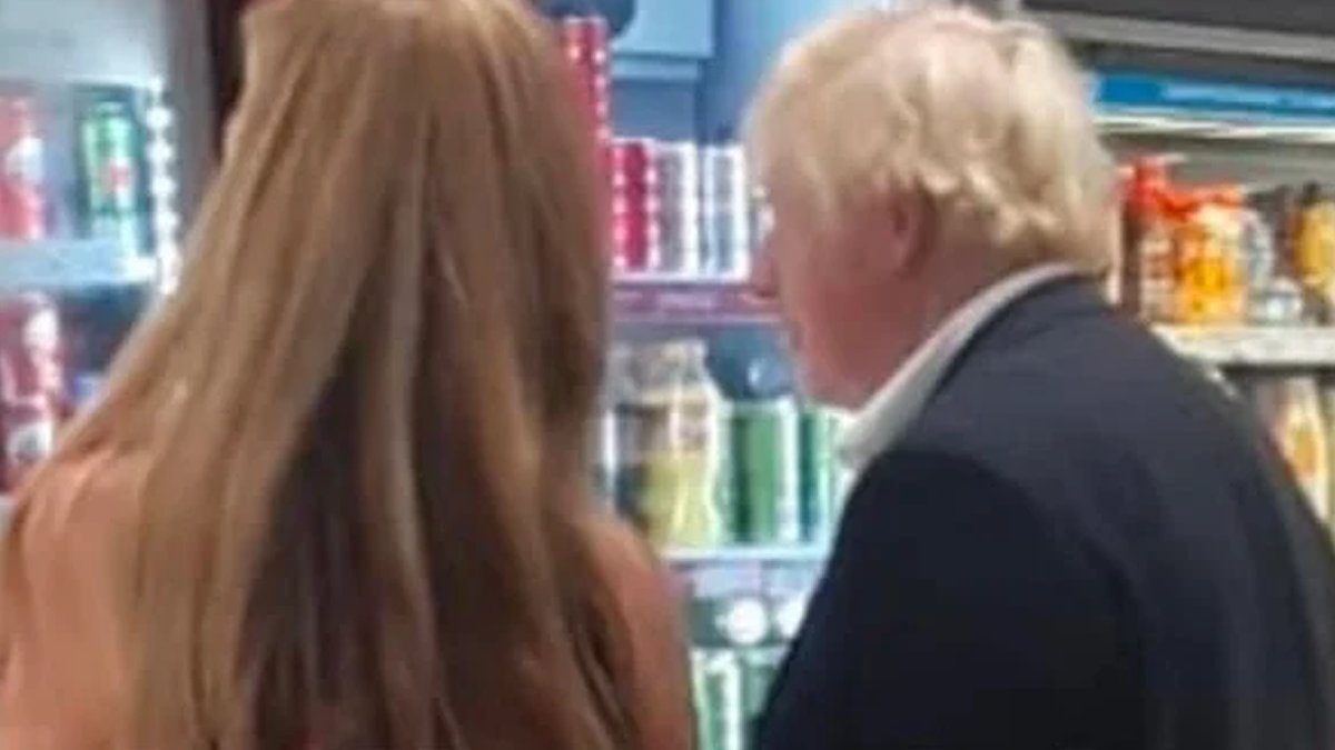 Johnson tatil için gittiği Yunanistan'da görüntülendi