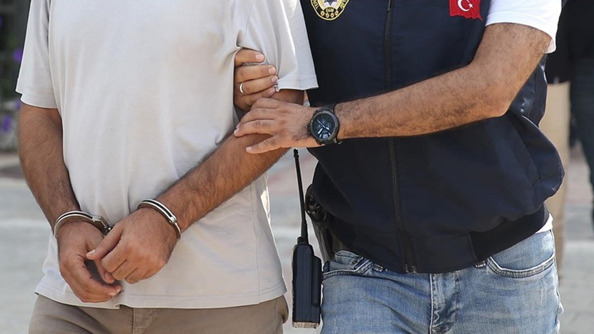 FETÖ'ye art arda operasyon: Gözaltılar var