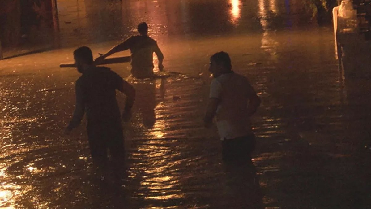 Dünkü Kabus Bir Hafta Boyunca Sürecek! Meteoroloji Sağanak Yağışların Vuracağı İlleri Sıraladı...